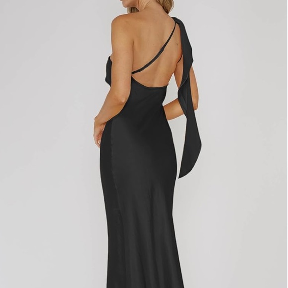 Elegant Black One-Shoulder Dress - Picture 2 of 4
